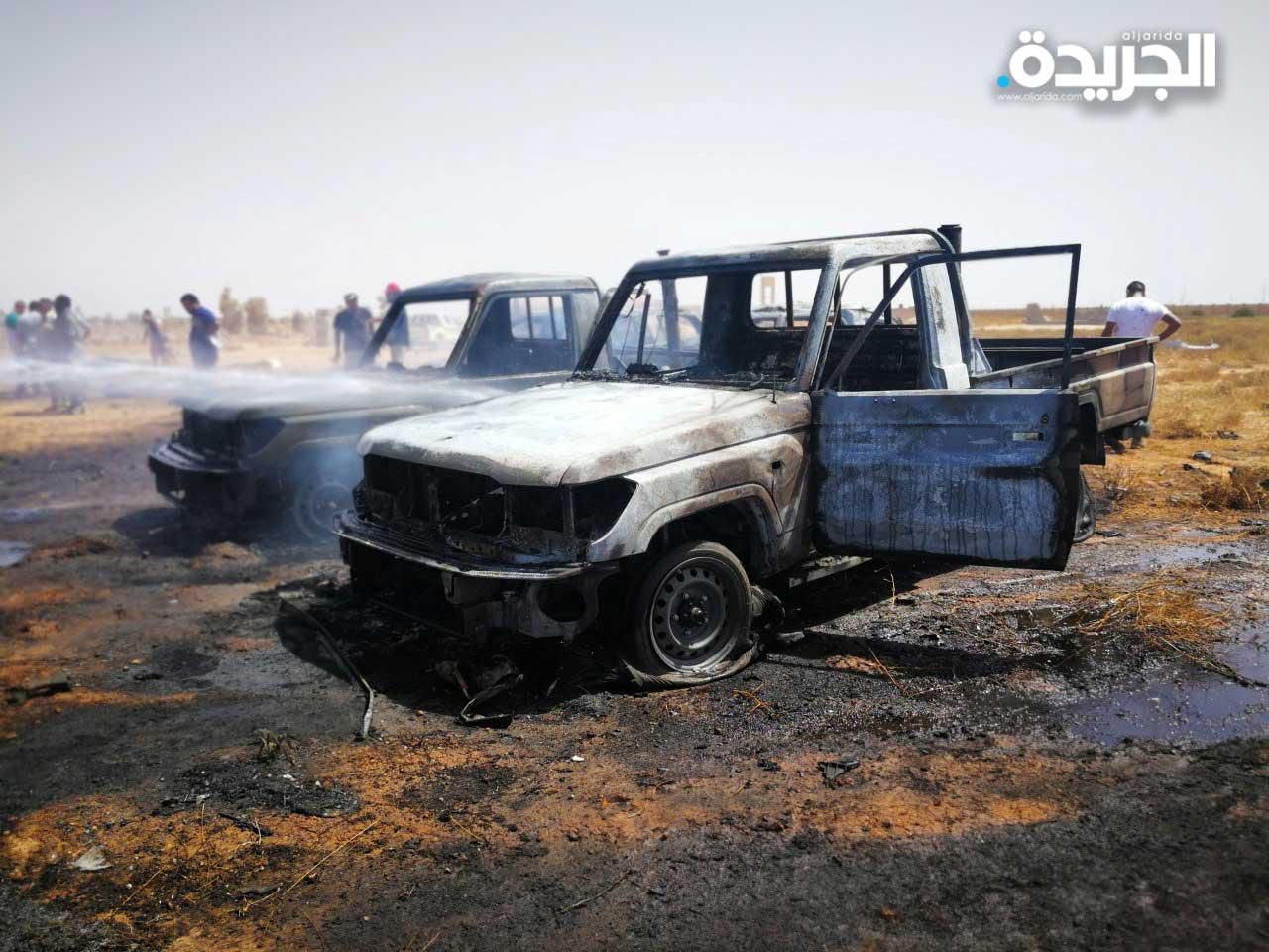  سيارات تالفة في الموقع حيث اصطدمت سيارة مفخخة بجنازة أحد كبار القادة العسكريين السابقين في مقبرة هواري في بنغازي ، ليبيا 