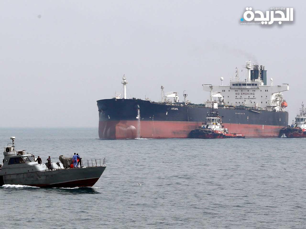 زورق عسكري إيراني يقوم بدوريات بالقرب من ناقلة النفط Artavil ، في جزيرة الخارج