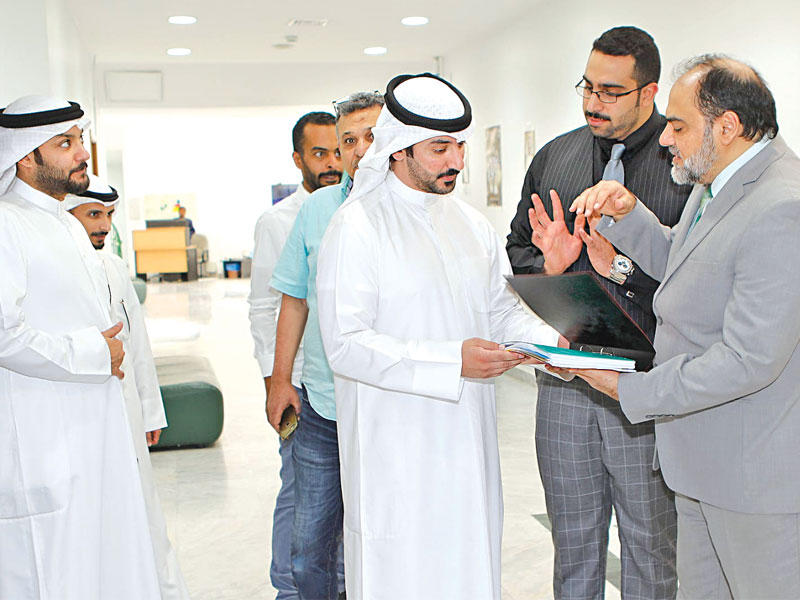 الملا يستمع للشرح خلال افتتاح قسم الاختبارات الفسيولوجية في المركز