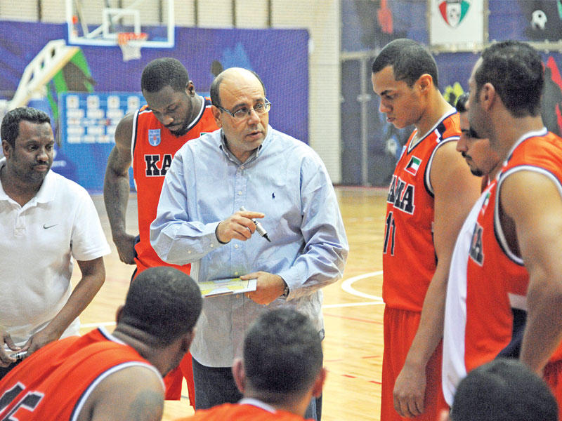 عادل التلاتلي مدرب كرة السلة السابق بنادي كاظمة 