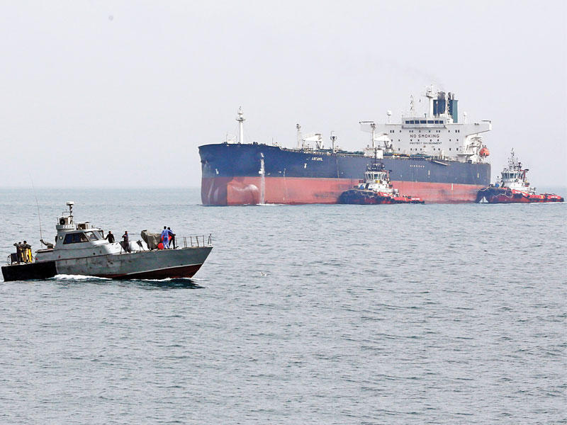 زورق إيراني بالقرب من ناقلة نفط عند مضيق هرمز جنوب إيران أمس الأول (إي بي أيه)