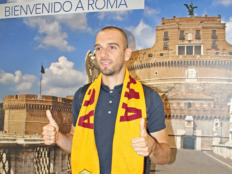 حارس مرمى فريق بيتيس ومنتخب إسبانيا لكرة القدم باو لوبيس