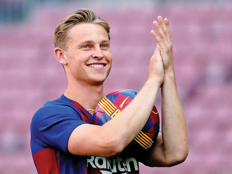 اللاعب الهولندي فرينكي دي يونغ، نجم وسط نادي برشلونة الإسباني لكرة القدم