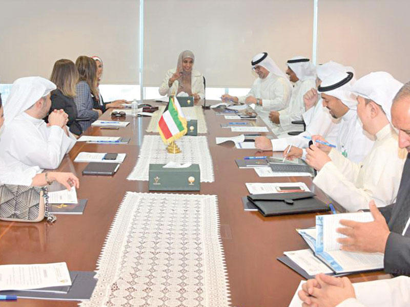 الأنصاري خلال لقائها مع قيادات البنوك