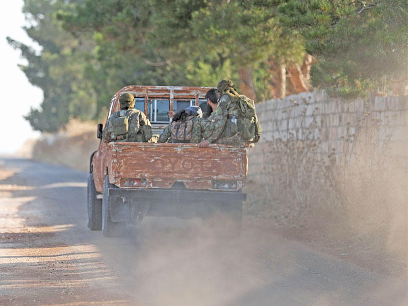 مقاتلون من النصرة في طريقهم إلى قرية الحمامية أمس (أ ف ب)n