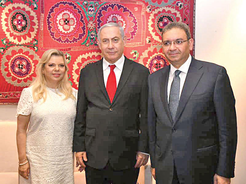 شارك رئيس الوزراء الإسرائيلي بنيامين نتنياهو مساء أمس الأول في حفلة أقامها السفير المصري بتل أبيب، خالد عزمي، في مقر السفارة بمناسبة ذكرى ثورة 23 يوليو 1952، التي أنهت الملكية وأتت بالجيش إلى الحكم. وفي الصورة نتنياهو متوسطاً زوجته سارة والسفير المصري أمس الأول