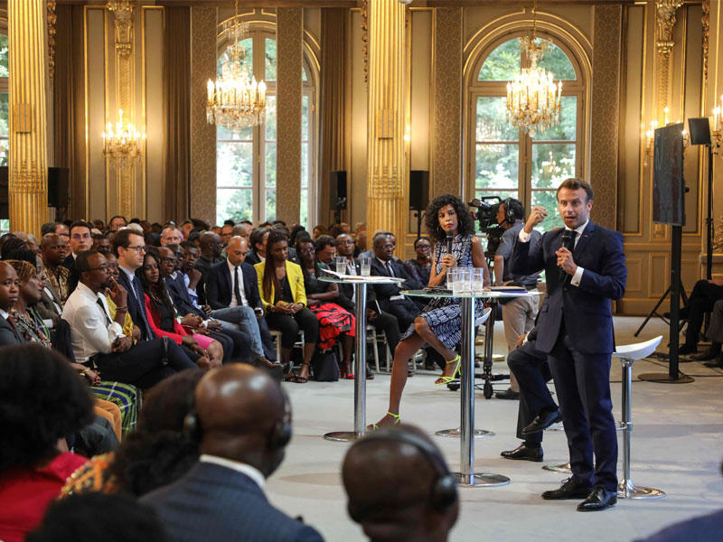 الرئيس الفرنسي إيمانويل ماكرون خلال مناقشة بعنوان دعنا نتحدث عن إفريقيا خلال تجمع أعضاء الشتات الأفريقي في فرنسا