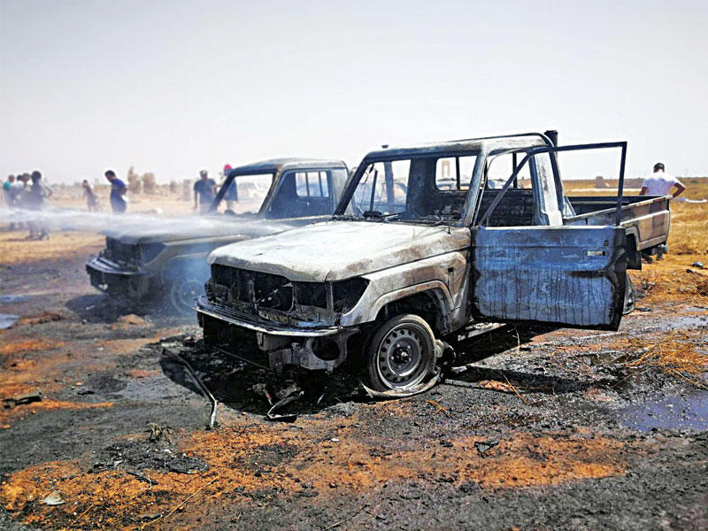 سيارات مدمرة في مقبرة هواري في بنغازي أمس (رويترز)