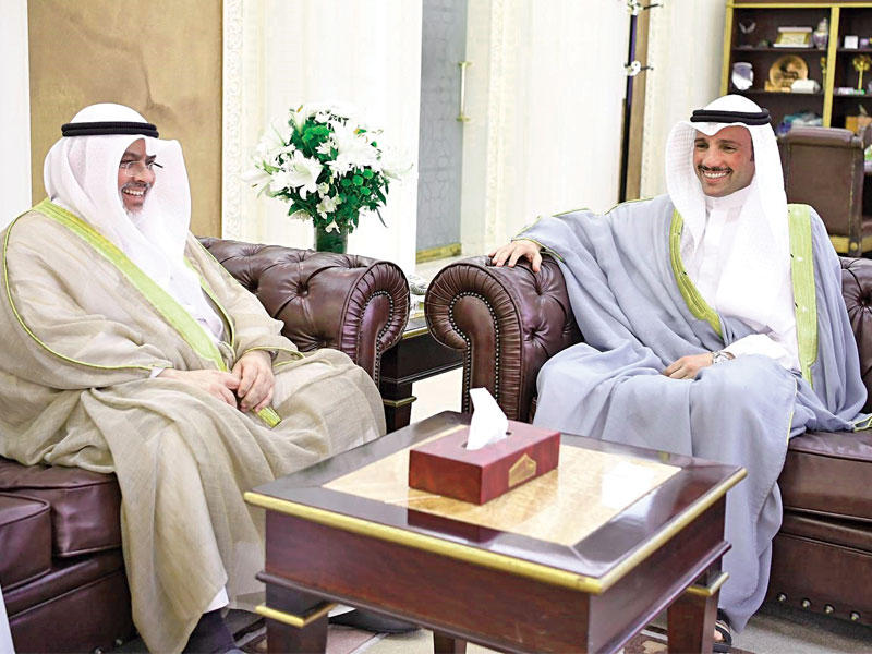  الغانم خلال تسلمه تقرير «المحاسبة» أمس