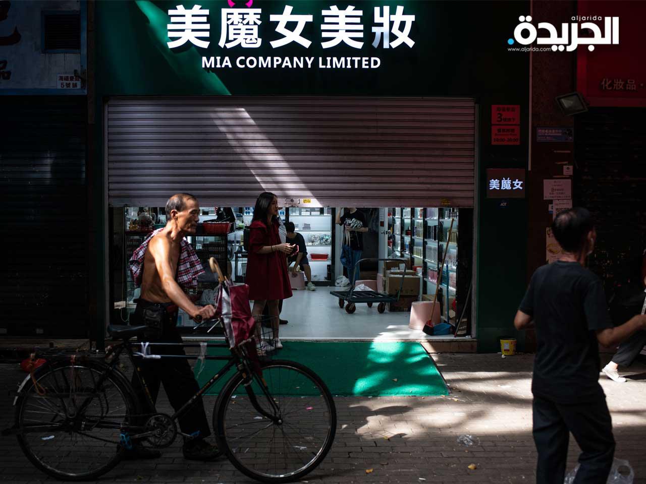  إغلاق أحد المتاجربينما كان المتظاهرون يحضرون مسيرة في إحدى المعارض التجارية الموازية في منطقة شيونغ شوي في هونغ كونغ