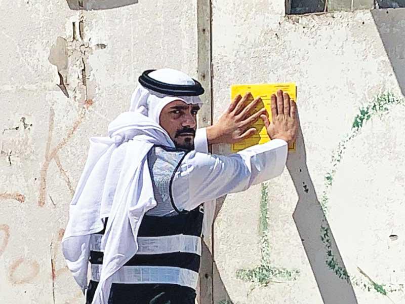 وضع ملصق على أحد المنازل المخالفة