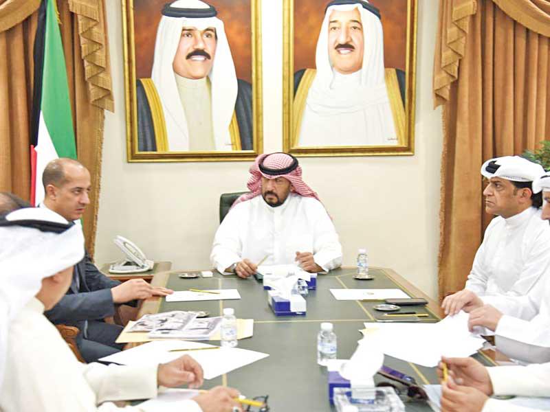 محافظ العاصمة مترئساً الاجتماع