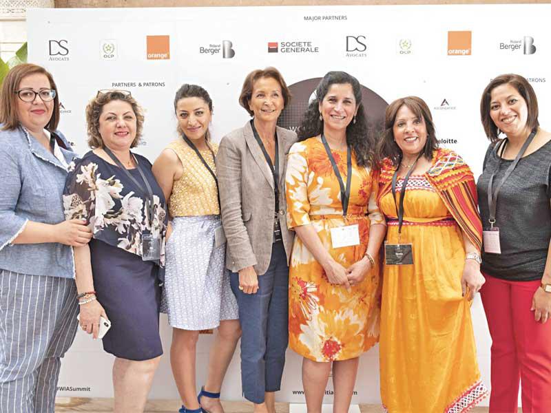 انتصار العلي تتوسط عدداً من المشاركات في القمة النسائية الإفريقية
