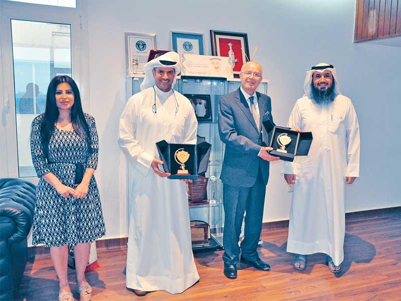 هدية تذكارية لـ «الأسترالية» من «المهندسين»