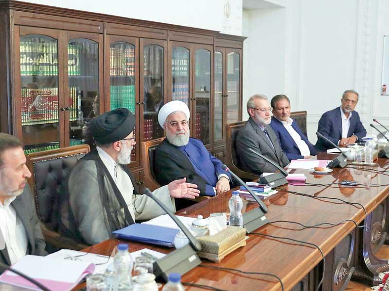 الرئيس حسن روحاني خلال اجتماع بحضور رئيس البرلمان ورئيس السلطة القضائية في طهران أمسt (إرنا)