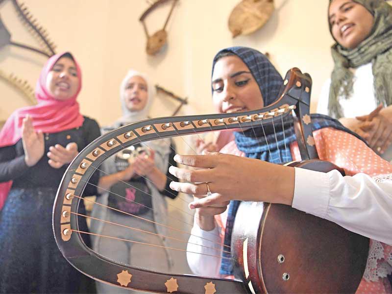 أنامل ناعمة تعزف على السمسمية 