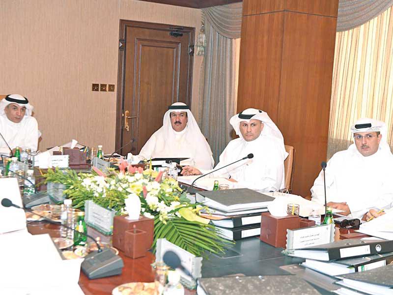  العازمي مترئساً الاجتماع 