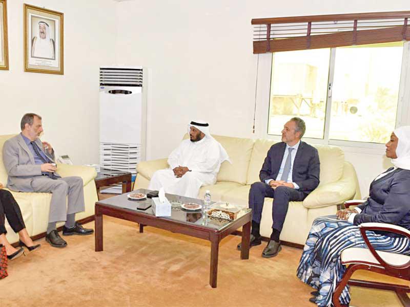 الخراز خلال استقباله رئيس وفد مفوضية شؤون اللاجئين