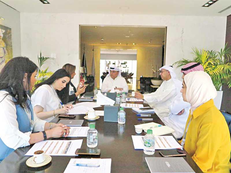 المضف مجتمعاً مع قيادات «الائتمان» أمس