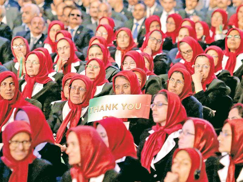 معارضات إيرانيات من «مجاهدي خلق» خلال المؤتمر السنوي لـ «المجلس الوطني للمقاومة» الإيرانية في ألبانيا أمس الأول  (أ ف ب)