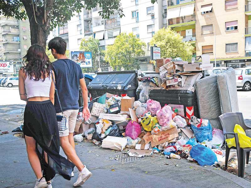 قمامة وسط الشارع في روماt (أ ف ب)