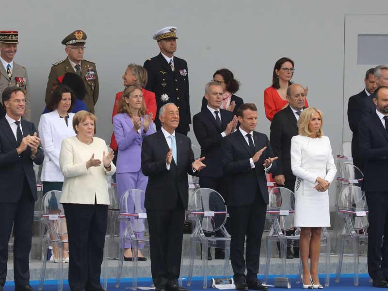  رئيس الوزراء الهولندي مارك روت ، والمستشارة الألمانية أنجيلا ميركل ، والرئيس البرتغالي مارسيلو ريبيلو دي سوزا ، والرئيس الفرنسي إيمانويل ماكرون ، وزوجته بريجيت ماكرون ، ورئيس الوزراء الفرنسي إدوار فيليب يشاركان في العرض العسكري في يوم الباستيل