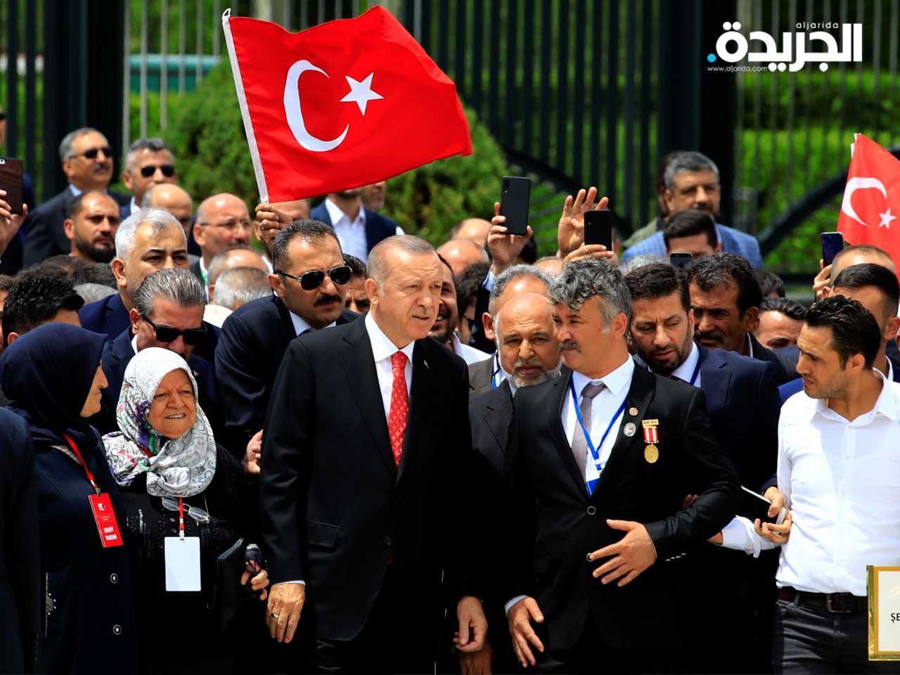 قام الرئيس التركي رجب طيب أردوغان بزيارة نصب تذكاري وهو يحيط به أنصاره خلال احتفال بمناسبة الذكرى الثالثة لمحاولة الانقلاب ، في القصر الرئاسي في أنقرة