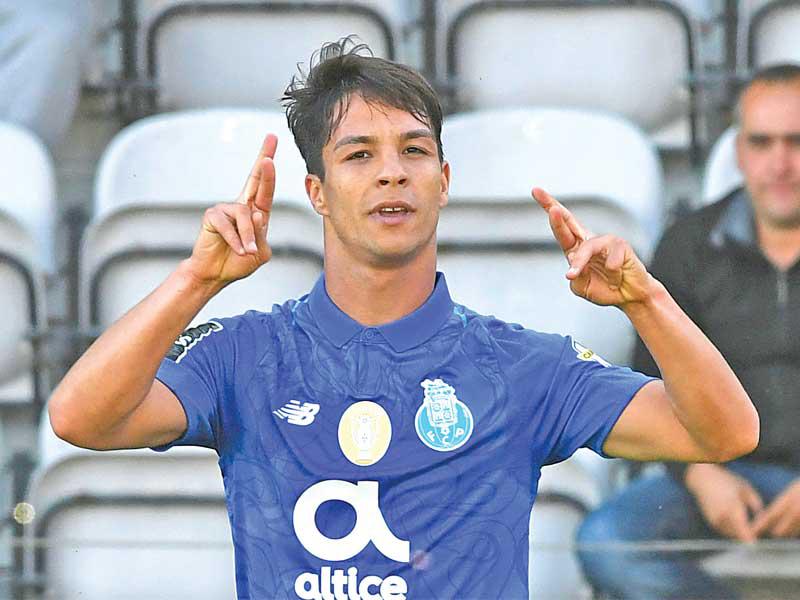 لاعب الوسط أوليفر توريس