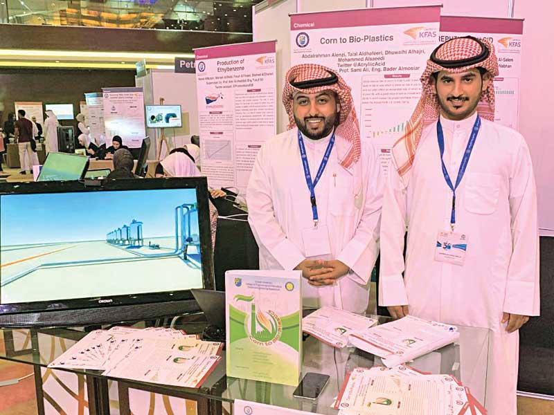 طالبان من المشاركين في المشروع