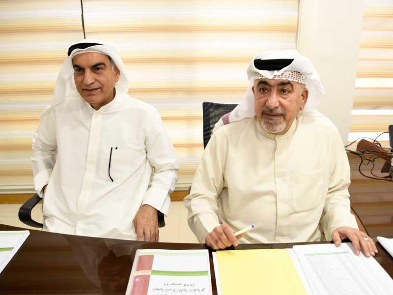 لليمين مصفي الشركة حسين جوهر خلال العمومية