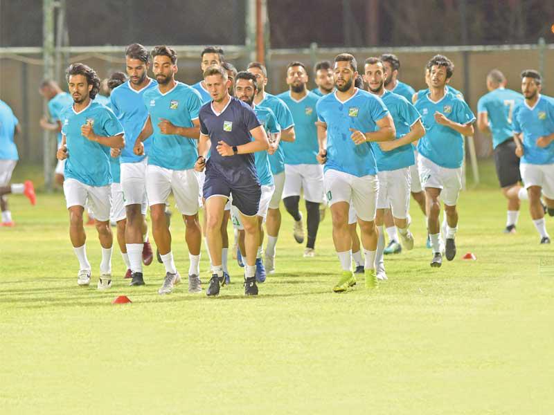 لاعبو العربي خلال التدريب