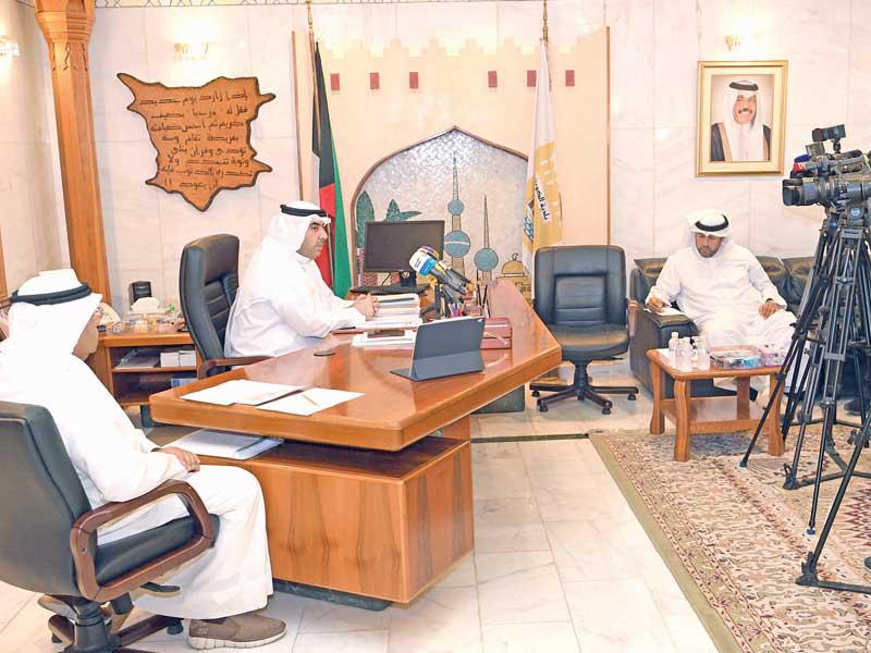 العتيبي خلال المؤتمر الصحافي أمس