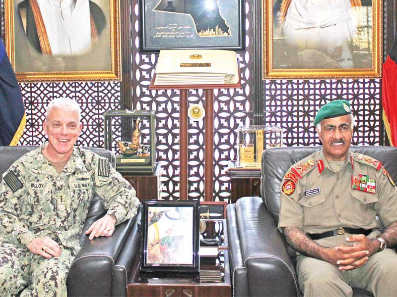 رئيس الأركان العامة للجيش الفريق الركن محمد الخضر مستقبلاً قائد القيادة المركزية للقوات البحرية الأميركية للأسطول الخامس الفريق بحري جيمس مالوي