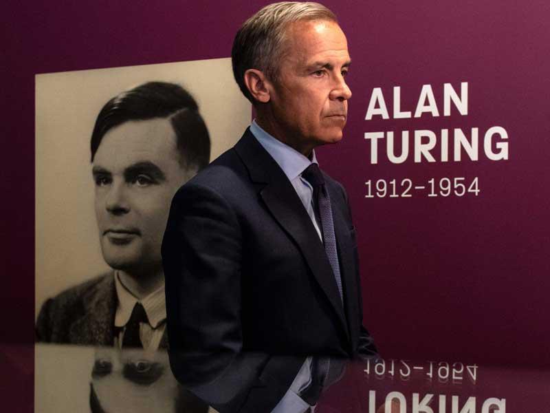  مقابلة مارك كارني ، محافظ بنك إنجلترا ، بعد حضوره مؤتمرا صحفيا أعلن فيه عن تصميم مفهوم الورقة النقدية الجديدة البالغة خمسين رطل من بنك إنجلترا والتي تضم عالمة رياضيات وعالم آلان تورينج