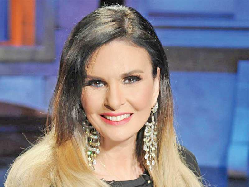 الفنانة يسرا 