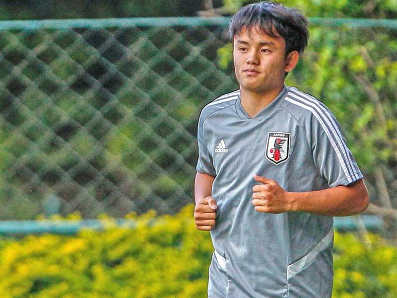 لاعب الوسط الياباني تاكيفوسا كوبو