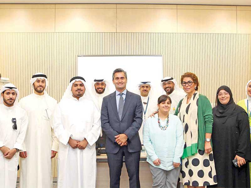 محمود ودشتي وعدد من الموظفين مع المتدربين من ذوي الهمم