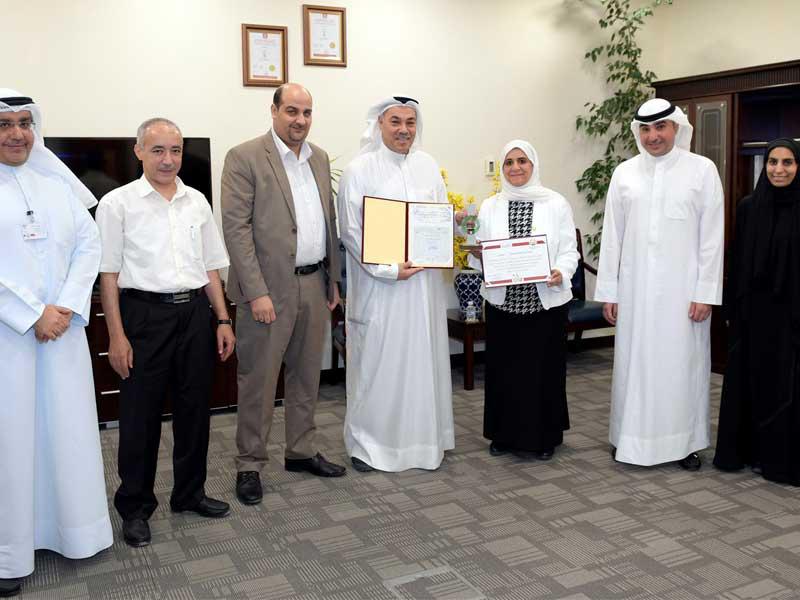 مسؤولو بيت الزكاة خلال تسلم زكاة جمعية الخالدية