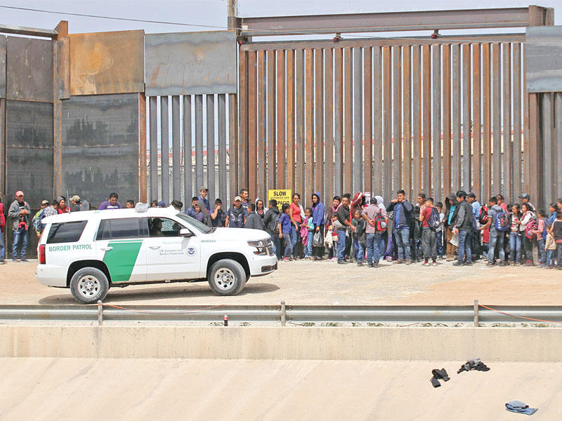 مهاجرون موقوفون على الحدود الاميركية (أ ف ب)