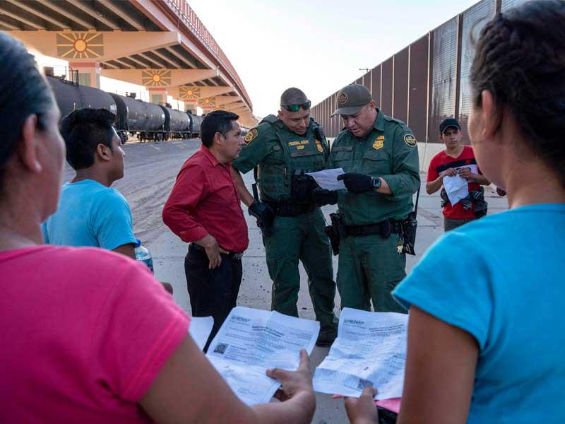 موظفو الجمارك وحماية الحدود الأمريكية بفحص وثائق مجموعة صغيرة من المهاجرين