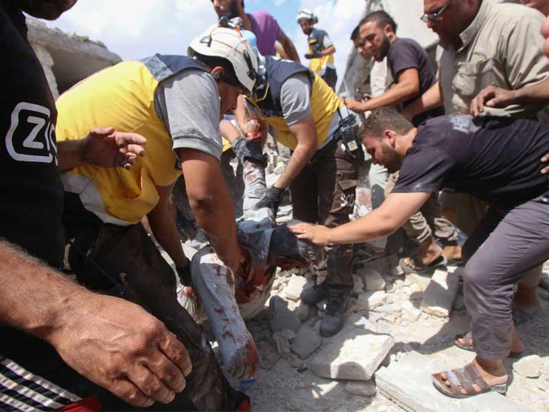 انتشال سوري من مبنى دمرته غارة للنظام على معرة النعمان أمس (أ ف ب)n