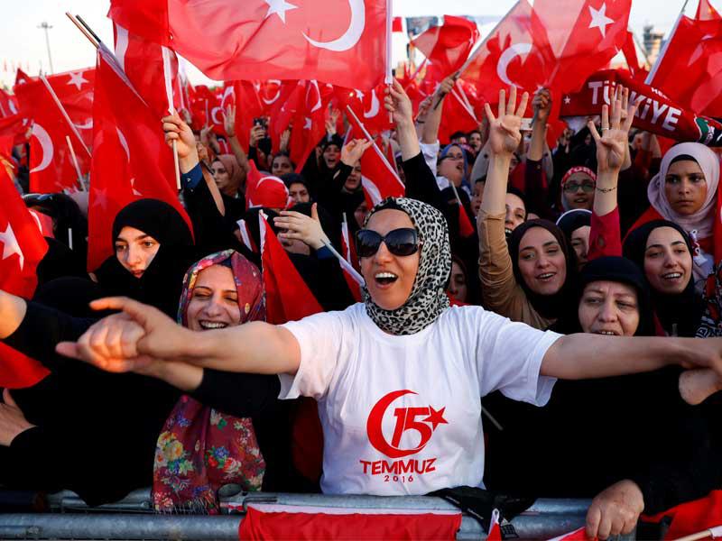 مناصرات لإردوغان خلال الاحتفال بذكرى الانقلاب الفاشل أمس الأول في إسطنبول (رويترز)n