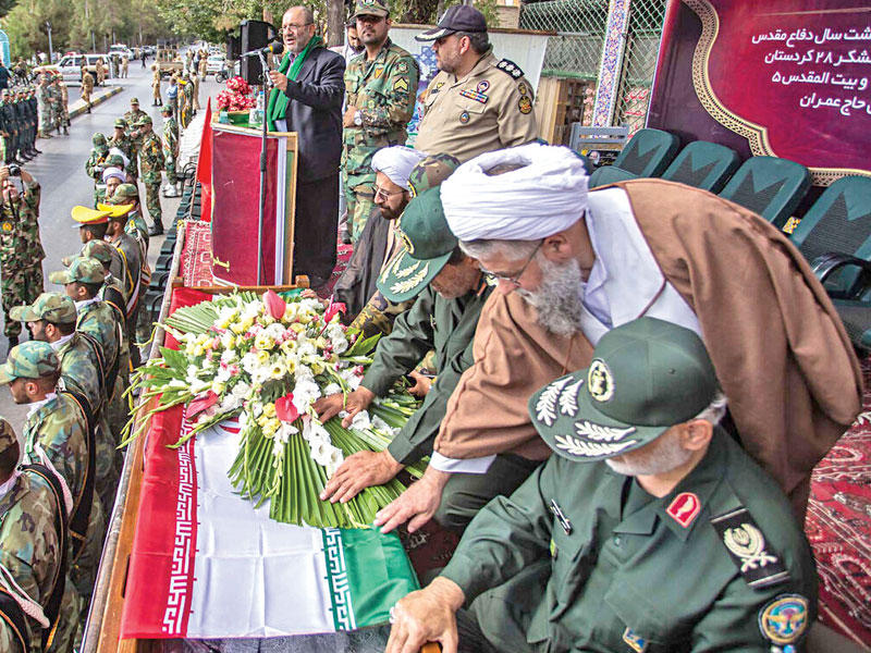 إيرانيون أمس خلال تشييع قتلى الحرس الثوري الذين سقطوا في هجوم كردي قبل أيامt(إرنا) 