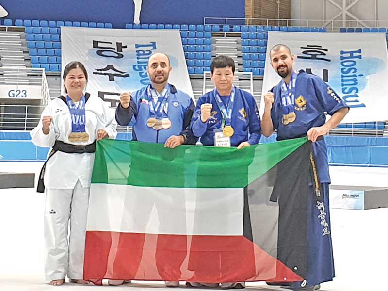 الأبطال يرفعون علم الكويت