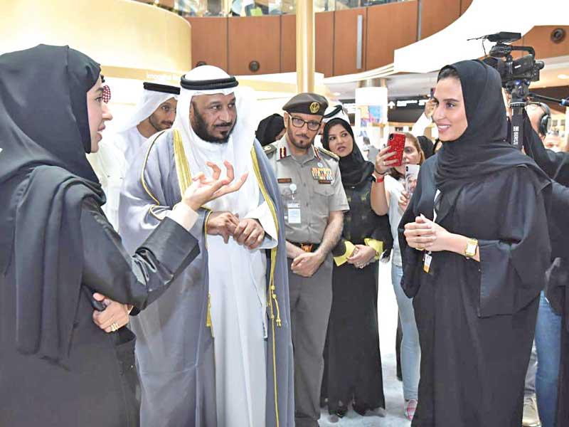 الخراز والوزيرة الإماراتية خلال المعرض