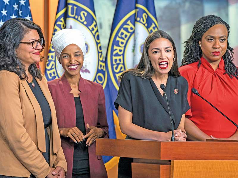 النائبات المستهدفات من ترامب في مؤتمر صحافي بواشنطن أمس الأول (إي بي أيه)