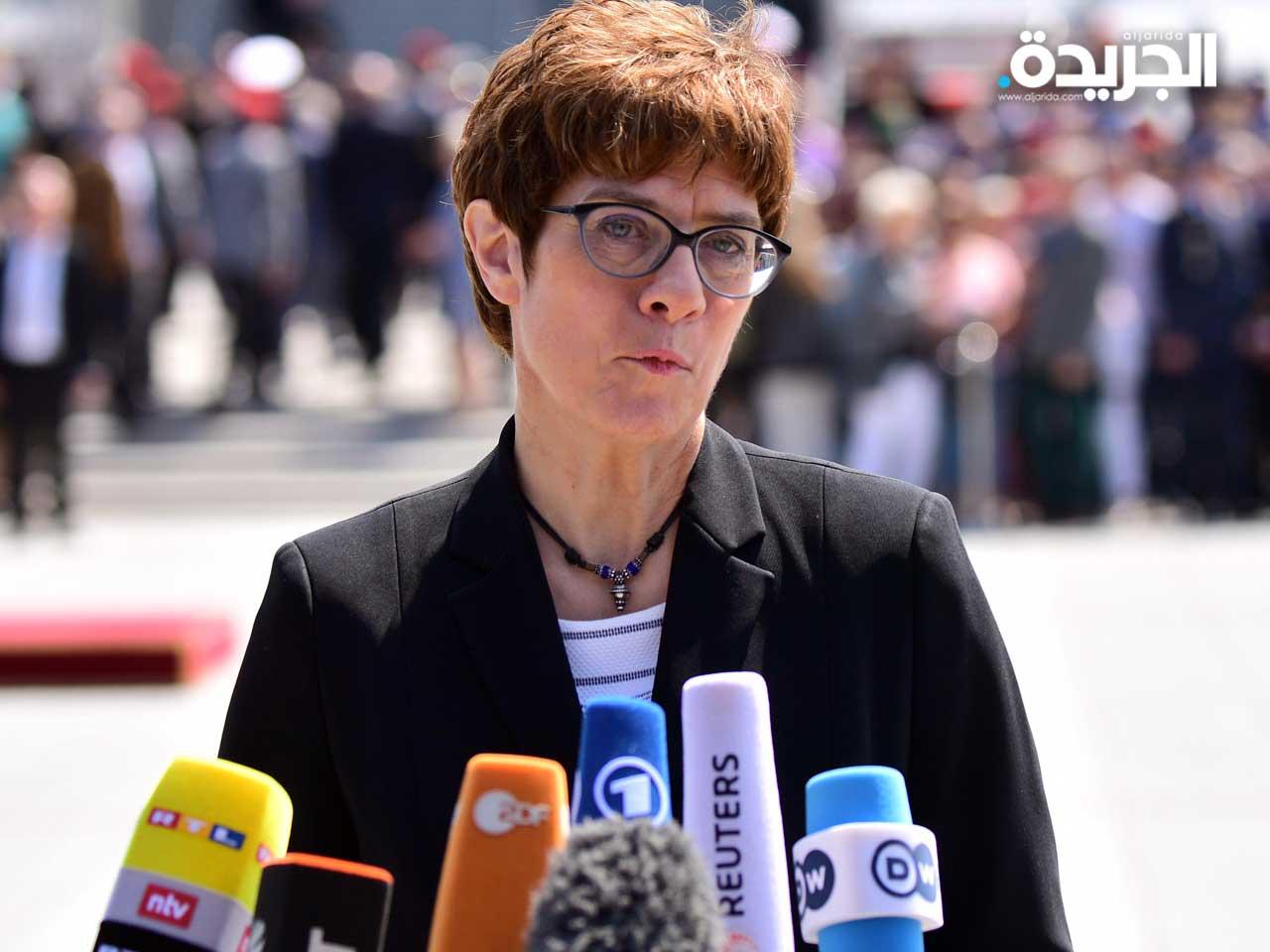  وزيرة الدفاع الألمانية الجديدة أنجريت كرامب-كارينباور تتحدث إلى الصحفيين خلال حفل تنصيب مع مرتبة الشرف العسكرية في وزارة الدفاع في برلين ، ألمانيا