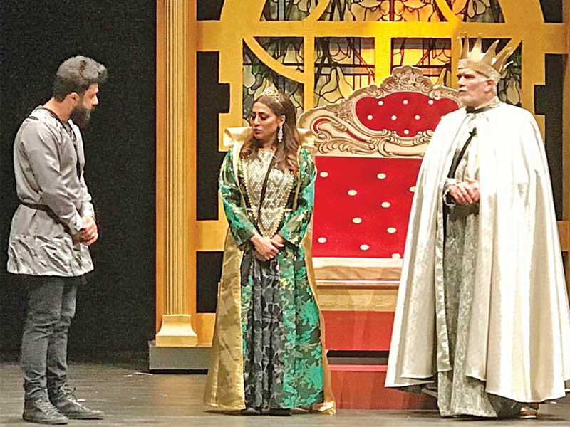 شيماء سبت تتوسط خالد بوصخر ويوسف محمد في مسرحية «الملك الشجاع»