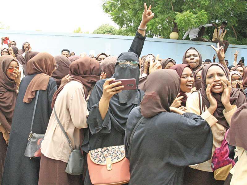 طالبات جامعة الخرطوم يحتفلن بتوقيع الاتفاق أمس  (أ ف ب)