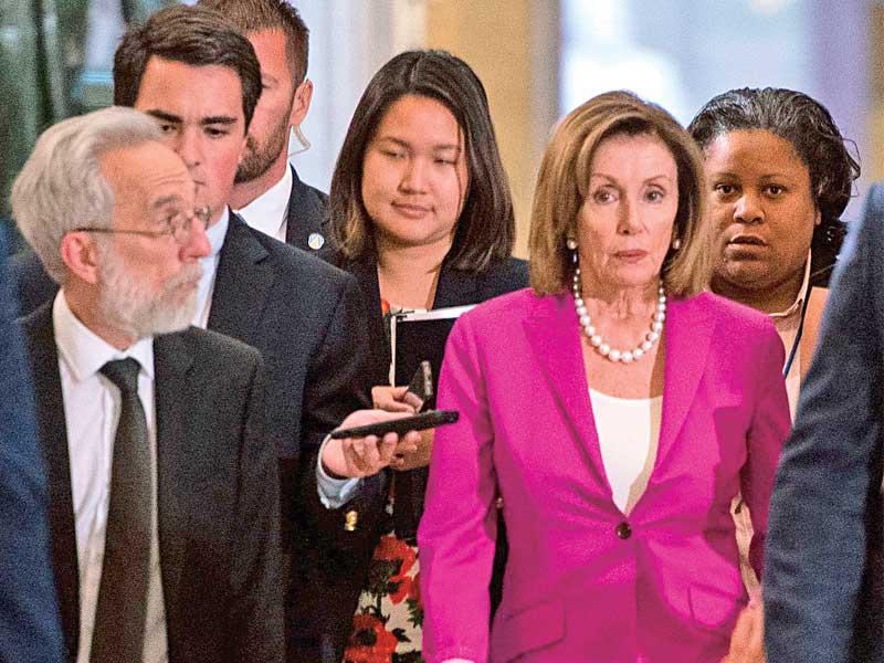 بيلوسي قبيل تصويت مجلس النواب ضد ترامب أمس الأول (أ ف ب)